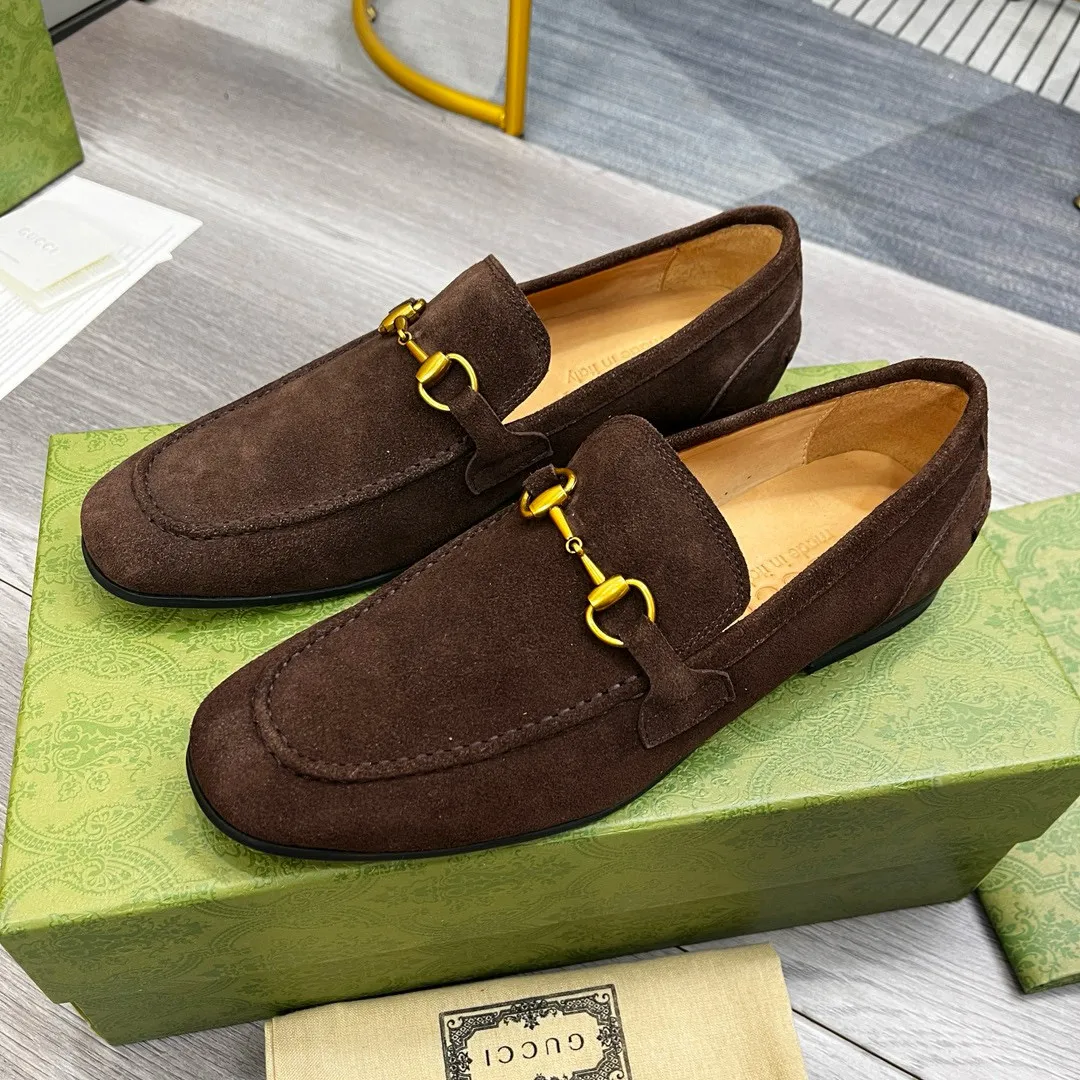 Factory price: 500💰-Gucci men’s formal leather shoes! Genuine molded horsebit, a classic must-have for your shoe cabinet! The feet are particularly delicate! This Gucci original version is a set last, and we are consistent with the counter! Therefore, it is more comfortable in terms of last shape and comfort! Take it to the counter and compare at will! Good shoes are more than just what they make! But grasp the essence from the inside out! Material: Imported first-layer frosted cowhide! Genuine leather outsole imported from Italy, size: 39-44 (38/45 customized, non-refundable)